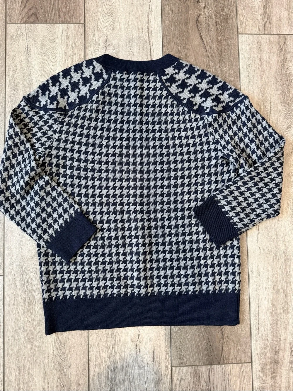 J. Crew- 100% Merino Wool Classic Navy and Grey Houndstooth Crewneck Sweater(M)